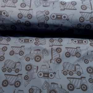 Könnte beinhalten: Hellblauer Stoff mit einem sich wiederholenden Muster aus braunen Baumaschinen. Das Design umfasst Muldenkipper, Betonmischer, Traktoren und Bagger. Der Stoff ist wahrscheinlich Baumwolle oder ein ähnliches Material, für Kinder geeignet.