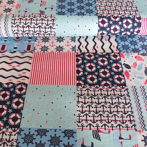 Könnte beinhalten: Ein Patchwork-Stoff mit nautischem Thema. Der Stoff zeigt verschiedene Muster, darunter Anker, Rettungsringe, Fische und Steuerräder. Der Stoff ist in den Farben Blau, Rot und Weiß gehalten.