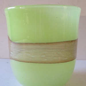 Cyaan Design Celadon Groen met Hand Toegepast Amber Stripe Vaas 7 1/4&quot; Hoog