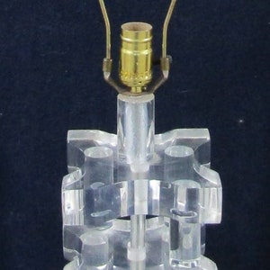 Vintage Mid-Century Modern gestapelte Lucite Acryl Tischlampe