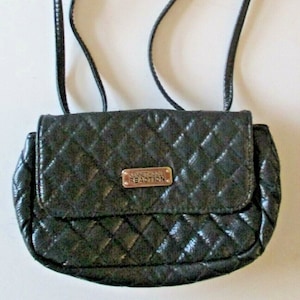 Kenneth Cole Reaction Bolso de mano con correa de piel acolchada en negro