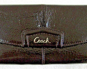 Portefeuille en cuir Coach, pochette design, chéquier à trois volets, marron, plusieurs emplacements pour cartes