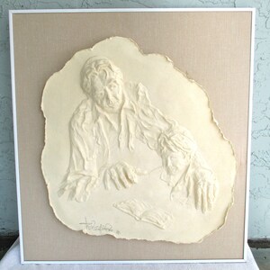 Leon Lee Bleifeld Formpapier Skulpturales Relief "Rabbi Teaching Torah to a Boy"