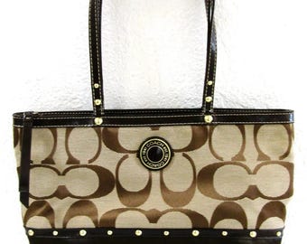 Sac fourre-tout à deux poignées clouté en toile marron fauve Coach Signature F20014