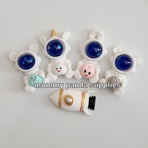 Mignon Adorable Kawaii Animal Paillettes Casque Espace Souris Licorne Lapin Ours Fusée Astronaute Terre OVNI Alien Résine Cabochon Slime Charms DIY