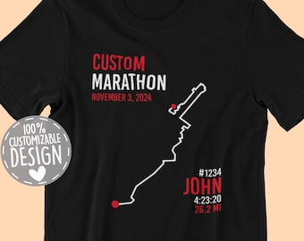 Może przedstawiać: Czarny T-shirt z białym nadrukiem przedstawiającym trasę maratonu. Tekst "CUSTOM MARATHON" znajduje się u góry nadruku, po nim "NOVEMBER 3, 2024". Tekst "#1234 JOHN 4:23:20 26.2 MI" znajduje się na dole nadruku.