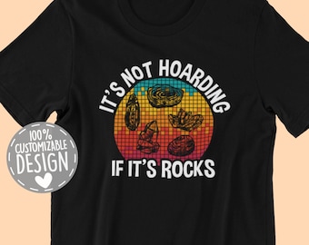 Könnte beinhalten: Schwarzes T-Shirt mit einer regenbogenfarbenen Grafik, auf der "Es ist kein Horten, wenn es Steine sind" steht.