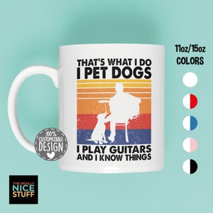 Puede incluir: Taza de cer&aacute;mica blanca con un dise&ntilde;o retro que presenta una silueta de una persona tocando una guitarra con un perro a sus pies. El texto dice "That's what I do I pet dogs I play guitars and I know things". La taza est&aacute; disponible en tama&ntilde;os de 11oz o 15oz.