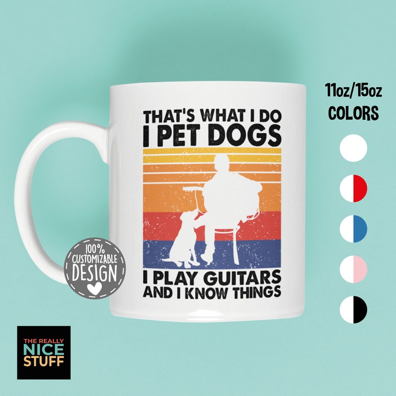 Puede incluir: Taza de cer&aacute;mica blanca con un dise&ntilde;o retro que presenta una silueta de una persona tocando una guitarra con un perro a sus pies. El texto dice "That's what I do I pet dogs I play guitars and I know things". La taza est&aacute; disponible en tama&ntilde;os de 11oz o 15oz.