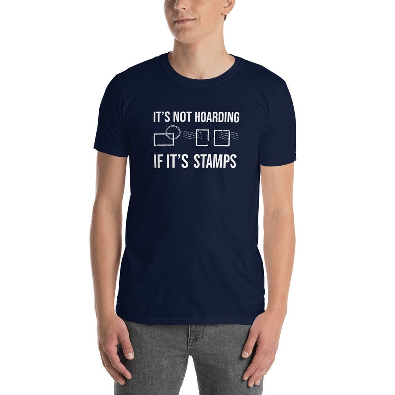 Puede incluir: Una camiseta azul marino con texto blanco que dice "No es acaparamiento si son sellos". El texto est&aacute; acompa&ntilde;ado por un gr&aacute;fico de cuatro sellos postales.
