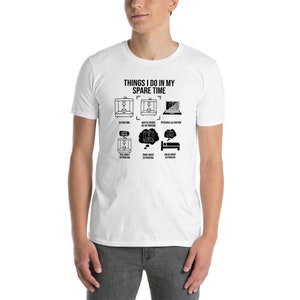 Puede incluir: Camiseta blanca con un gr&aacute;fico negro que dice "Things I do in my spare time" y enumera actividades relacionadas con la impresi&oacute;n 3D.