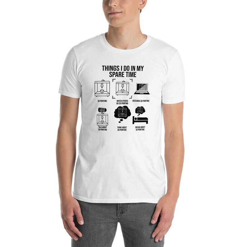 Puede incluir: Camiseta blanca con un gr&aacute;fico negro que dice "Things I do in my spare time" y enumera actividades relacionadas con la impresi&oacute;n 3D.