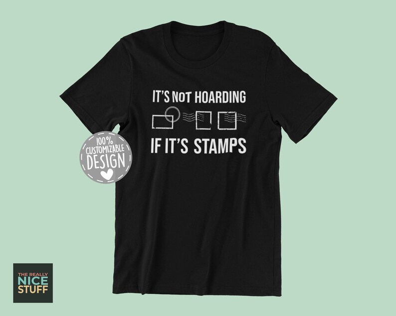 Puede incluir: Camiseta negra con texto blanco que dice "No es acaparamiento si son sellos". El texto est&aacute; acompa&ntilde;ado de un gr&aacute;fico de tres sellos postales.