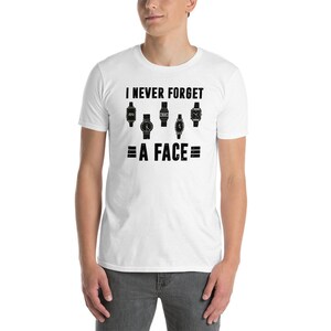 Puede incluir: Camiseta blanca con texto negro que dice "Nunca olvido una cara" y una fila de cinco caras de reloj.