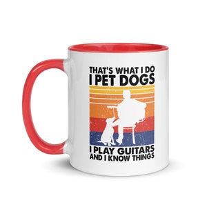 Puede incluir: Taza de caf&eacute; de cer&aacute;mica blanca con borde rojo. La taza presenta un gr&aacute;fico de estilo retro con una persona tocando la guitarra y un perro sentado a su lado. El texto dice "That's what I do I pet dogs I play guitars and I know things".