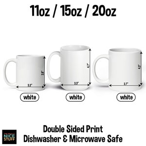 Puede incluir: Tres tazas de cer&aacute;mica blanca con medidas en pulgadas. Las tazas son de 11oz, 15oz y 20oz. El texto "Double Sided Print Dishwasher & Microwave Safe" est&aacute; debajo de las tazas.