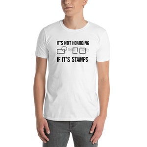 Puede incluir: Camiseta blanca con texto negro que dice "No es acaparamiento si son sellos" y un gr&aacute;fico de tres sellos postales.