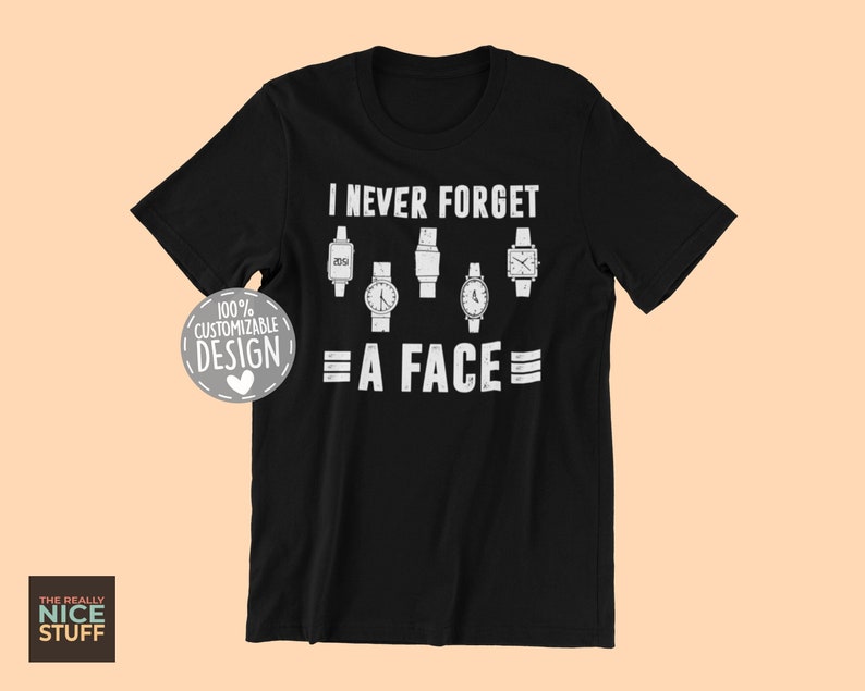 Puede incluir: Camiseta negra con texto blanco que dice "Nunca olvido una cara" y un gr&aacute;fico de cinco caras de reloj diferentes. El texto "100% dise&ntilde;o personalizable" est&aacute; en un c&iacute;rculo con un coraz&oacute;n en el centro.