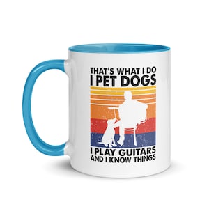 Puede incluir: Taza de caf&eacute; de cer&aacute;mica blanca con borde y asa de color azul claro. La taza presenta un gr&aacute;fico de estilo retro con una persona tocando la guitarra y un perro sentado a su lado. El texto dice "That's what I do I pet dogs I play guitars and I know things".