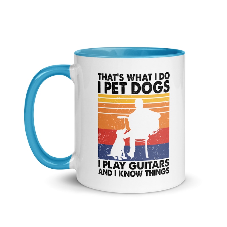 Puede incluir: Taza de caf&eacute; de cer&aacute;mica blanca con borde y asa de color azul claro. La taza presenta un gr&aacute;fico de estilo retro con una persona tocando la guitarra y un perro sentado a su lado. El texto dice "That's what I do I pet dogs I play guitars and I know things".