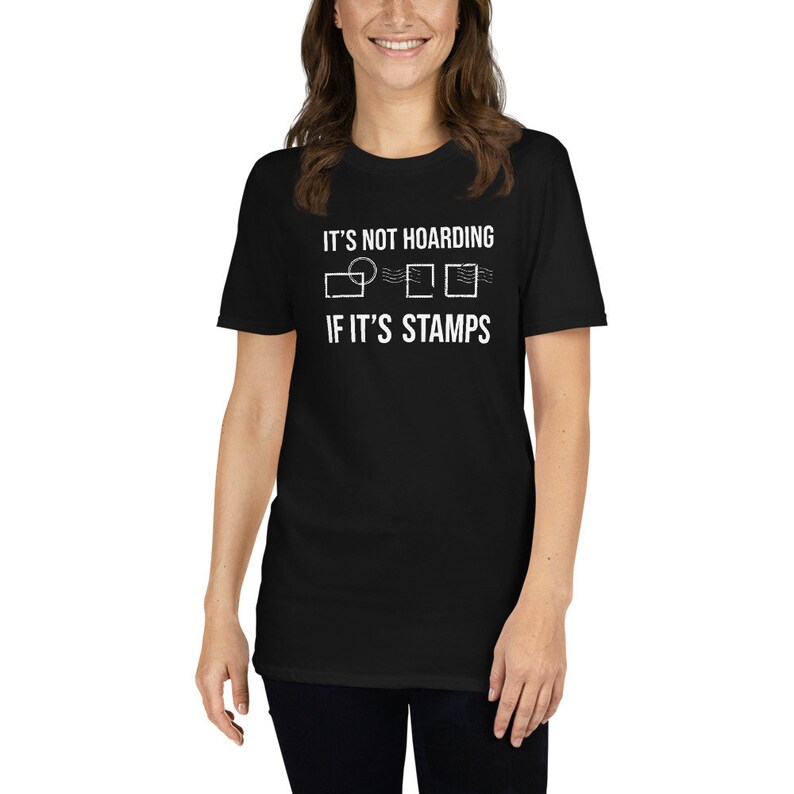 Puede incluir: Camiseta negra con texto blanco que dice "No es acaparamiento si son sellos". El texto va acompa&ntilde;ado de un gr&aacute;fico de tres sellos.