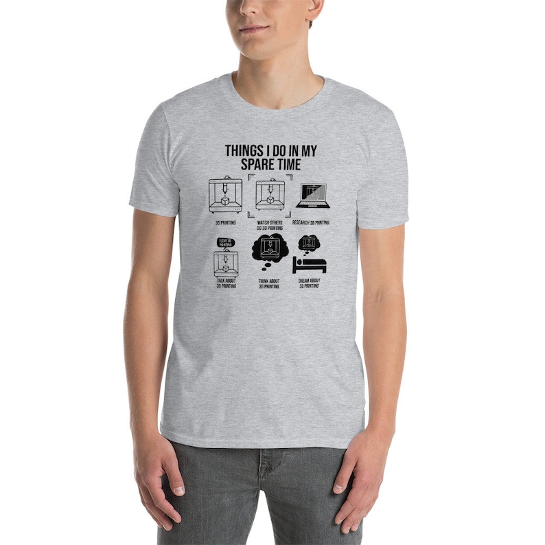 Puede incluir: Una camiseta gris con un gr&aacute;fico negro que dice "Things I do in my spare time" y enumera actividades relacionadas con la impresi&oacute;n 3D. Las actividades incluyen impresi&oacute;n 3D, ver a otros imprimir en 3D, investigar la impresi&oacute;n 3D, hablar de impresi&oacute;n 3D, pensar en la impresi&oacute;n 3D y so&ntilde;ar con la impresi&oacute;n 3D.
