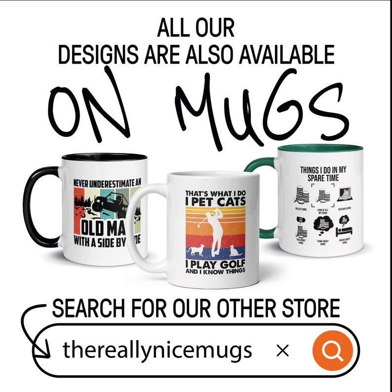 Peut inclure: Trois mugs en c&eacute;ramique blanche avec divers motifs et textes. Un mug a une anse et un bord noirs avec le texte "NEVER UNDERESTIMATE AN OLD MA WITH A SIDE BY DE". Un autre mug porte le texte "THAT'S WHAT I DO I PET CATS I PLAY GOLF AND I KNOW THINGS". Le troisi&egrave;me mug a une anse et un bord verts avec le texte "THINGS I DO IN MY SPARE TIME".