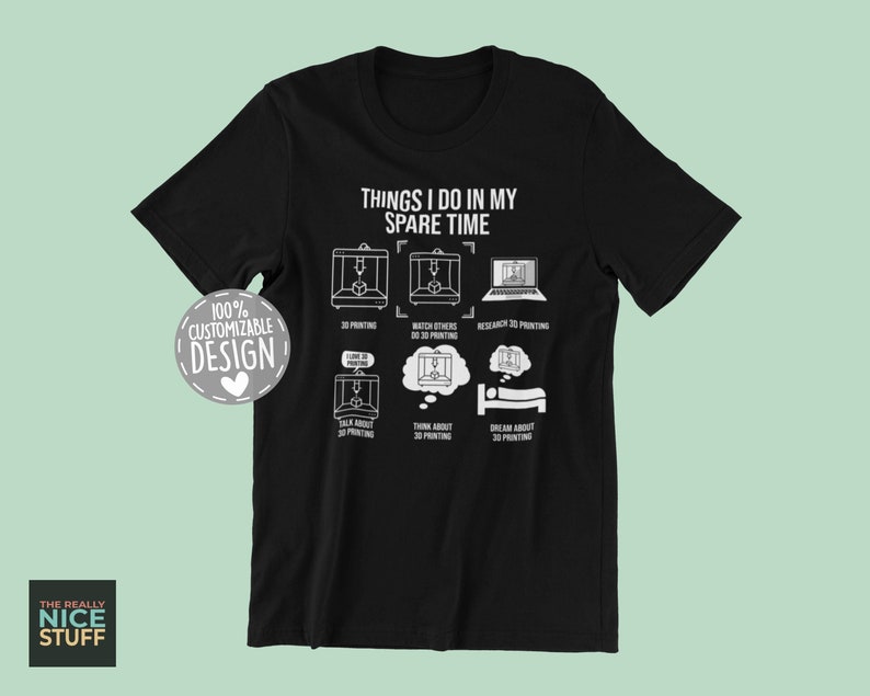 Puede incluir: Camiseta negra con un gr&aacute;fico blanco que dice "Things I do in my spare time" y enumera actividades relacionadas con la impresi&oacute;n 3D. El gr&aacute;fico incluye ilustraciones de impresoras 3D, una pantalla de ordenador y una cama.