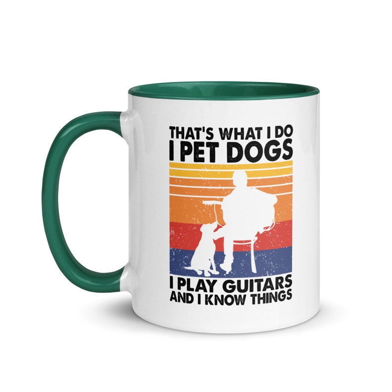 Puede incluir: Taza de caf&eacute; de cer&aacute;mica blanca con borde verde. La taza presenta un gr&aacute;fico de estilo retro de una persona tocando la guitarra con un perro sentado a su lado. El texto en la taza dice "That's what I do I pet dogs I play guitars and I know things."