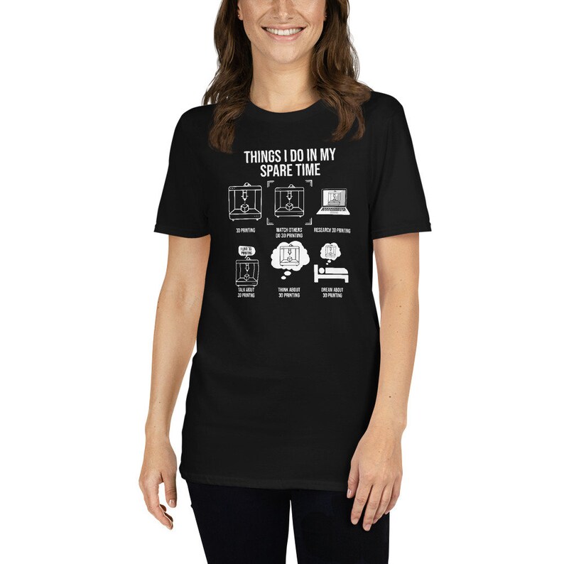 Puede incluir: Una camiseta negra con un gr&aacute;fico blanco que dice "Things I do in my spare time" y enumera actividades relacionadas con la impresi&oacute;n 3D. Las actividades incluyen impresi&oacute;n 3D, ver temporizadores de impresi&oacute;n 3D, investigar sobre impresi&oacute;n 3D, hablar sobre impresi&oacute;n 3D, pensar en impresi&oacute;n 3D y so&ntilde;ar con impresi&oacute;n 3D.