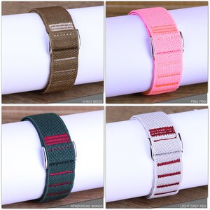 Puede incluir: Cuatro bandas el&aacute;sticas para reloj de diferentes colores con rayas de contraste. Las bandas son beige caqui, rosa rosa, verde oscuro con rayas rojas y gris claro con rayas rojas.