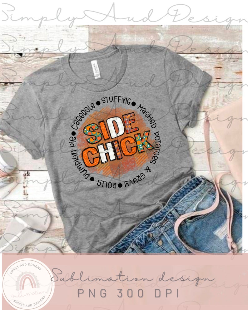 K&ouml;nnte beinhalten: Ein meliertes graues T-Shirt mit einem kreisf&ouml;rmigen Grafikdesign, das "SIDE CHICK" in Orange und Wei&szlig; zeigt, umgeben von den W&ouml;rtern "Pumpkin Pie", "Casserole", "Stuffing", "Mashed Potatoes", "Rolls" und "Gravy". Das Shirt wird mit Jeansshorts kombiniert.