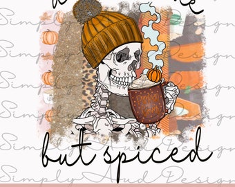 Könnte beinhalten: Ein Skelett, das einen braunen Strickhut mit Bommel trägt und eine Kaffeetasse mit dem Text "Pumpkin Lover" und dem Text "dead inside but spiced" hält.