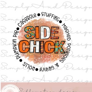 K&ouml;nnte beinhalten: Ein kreisf&ouml;rmiges Sublimationsdesign mit den Worten "SIDE CHICK" in Orange und Wei&szlig;, umgeben von den W&ouml;rtern "Pumpkin Pie", "Casserole", "Stuffing", "Mashed Potatoes", "Rolls & Gravy". Das Design hat ein Herbstthema.