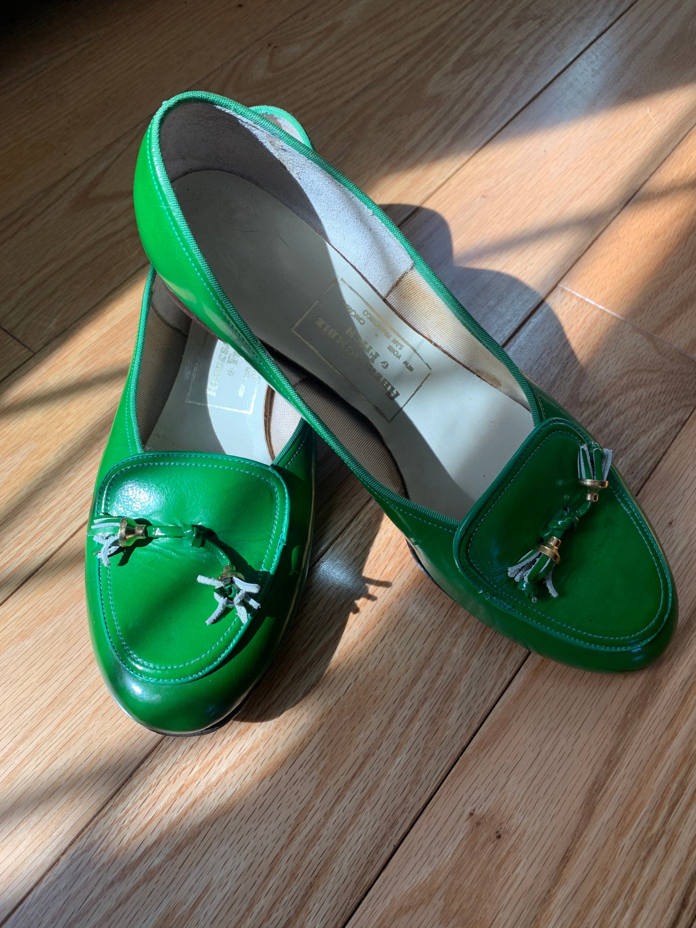 Kelly green flats sale