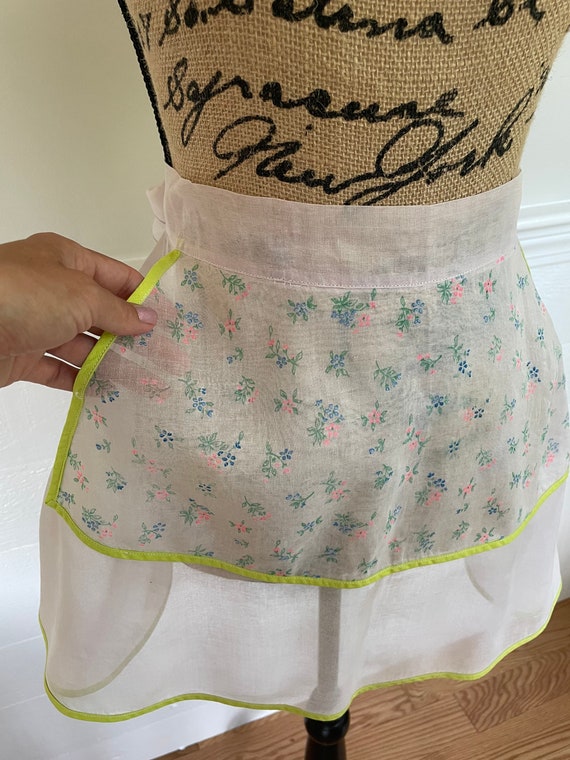 1950’s Floral Hostess Apron | Half Apron | Sheer … - image 2