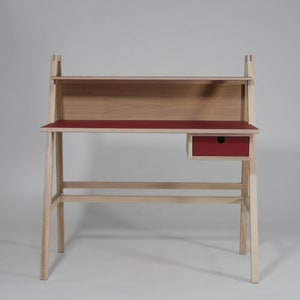 Modern bureau uit het midden van de eeuw, kantoorbureau met linoleumoppervlak, schrijfbureau van linoleumoppervlak met lade en plank