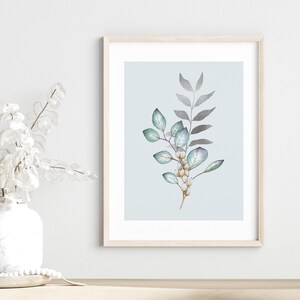 Impresión de arte botánico en azul pastel, ramo de hojas plateadas de invierno, pintura en azul bebé, decoración de pared con plantas en azul claro, impresión serena y bohemia para sala de estar