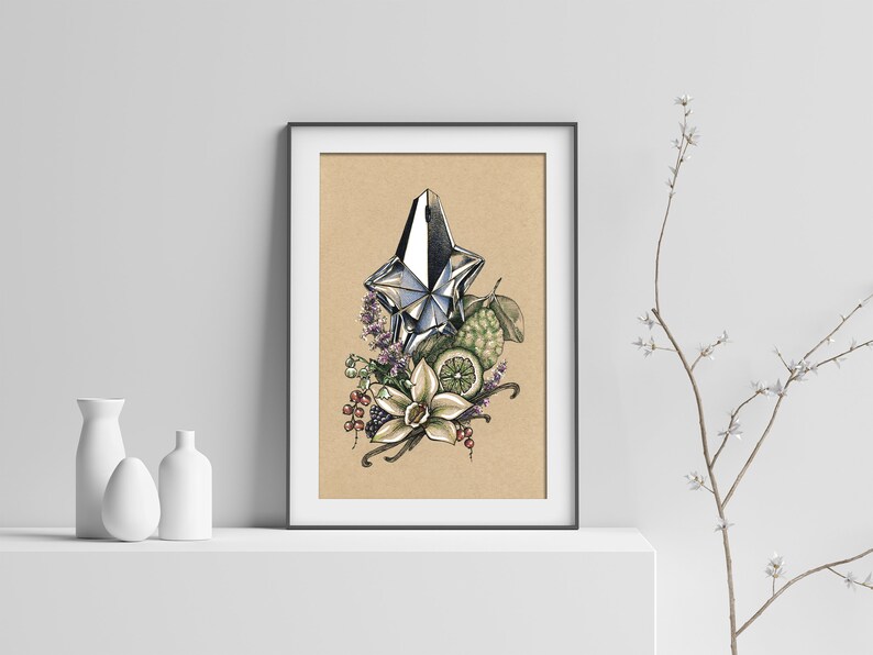 Pu&ograve; includere: Un'illustrazione disegnata a mano di un flacone di profumo a forma di stella, circondato da fiori, foglie e frutti. Il flacone &egrave; argentato e i fiori sono bianchi con centri gialli. Le foglie sono verdi e il frutto &egrave; verde lime.