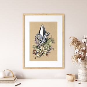 Pu&ograve; includere: Un'illustrazione incorniciata di un flacone di profumo a forma di stella argentata circondato da elementi botanici, tra cui baccelli di vaniglia, fette di lime e foglie verdi. Lo sfondo &egrave; un foglio di carta marrone chiaro.