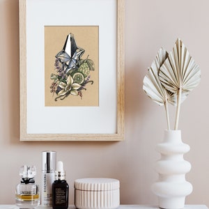 Pu&ograve; includere: Un'illustrazione incorniciata di un flacone di profumo a forma di stella argentata circondato da elementi botanici, tra cui baccelli di vaniglia, lime e lavanda. L'illustrazione &egrave; su uno sfondo beige ed &egrave; incorniciata in una cornice di legno chiaro. La cornice &egrave; appesa a una parete rosa chiaro. In primo piano ci sono tre flaconi di prodotti per la cura della pelle e un contenitore in ceramica su una superficie di marmo bianco.