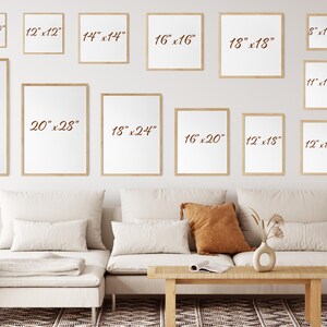Pu&ograve; includere: Un muro bianco con una variet&agrave; di cornici per foto di diverse dimensioni, tra cui 8x8 pollici, 10x10 pollici, 12x12 pollici, 14x14 pollici, 16x16 pollici, 18x18 pollici, 20x28 pollici, 24x36 pollici, 8x10 pollici, 11x14 pollici, 12x16 pollici, 12x18 pollici, 16x20 pollici e 18x24 pollici. Le cornici sono tutte in legno e hanno una finitura marrone chiaro. Le cornici sono disposte in un motivo a griglia sul muro. C'&egrave; un divano davanti al muro e un tavolino da caff&egrave; davanti al divano.