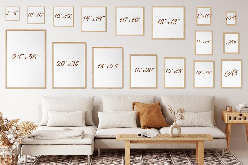 Pu&ograve; includere: Un muro bianco con una variet&agrave; di cornici per foto di diverse dimensioni, tra cui 8x8 pollici, 10x10 pollici, 12x12 pollici, 14x14 pollici, 16x16 pollici, 18x18 pollici, 20x28 pollici, 24x36 pollici, 8x10 pollici, 11x14 pollici, 12x16 pollici, 12x18 pollici, 16x20 pollici e 18x24 pollici. Le cornici sono tutte in legno e hanno una finitura marrone chiaro. Le cornici sono disposte in un motivo a griglia sul muro. C'&egrave; un divano davanti al muro e un tavolino da caff&egrave; davanti al divano.