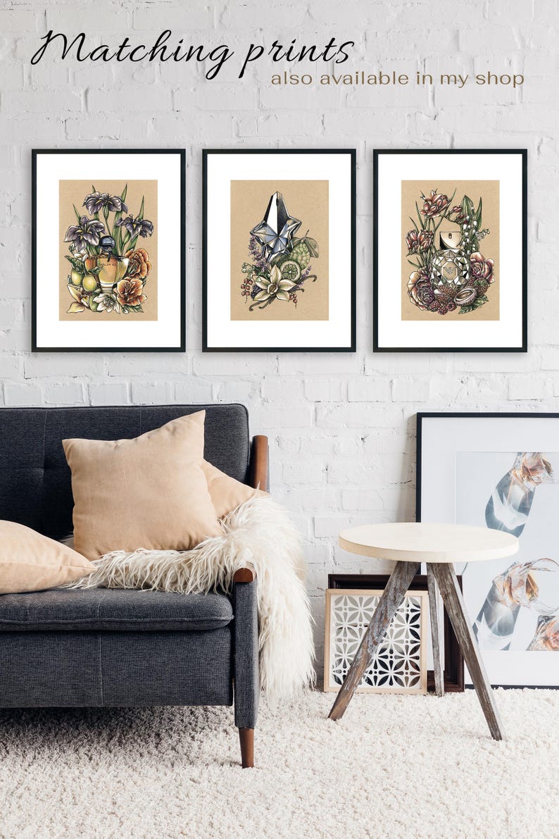 Pu&ograve; includere: Tre stampe incorniciate di composizioni floreali con flaconi di profumo. Le stampe sono esposte su una parete di mattoni bianchi sopra un divano grigio e un tavolino bianco.