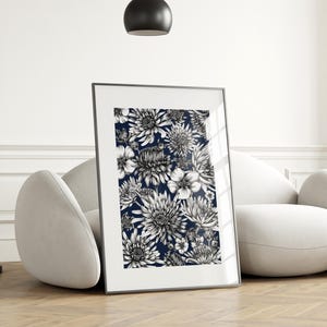 Impresión artística floral en negro y azul, póster con ilustración botánica en tinta, dibujo floral monocromático, arte mural de crisantemos, arte lineal natural