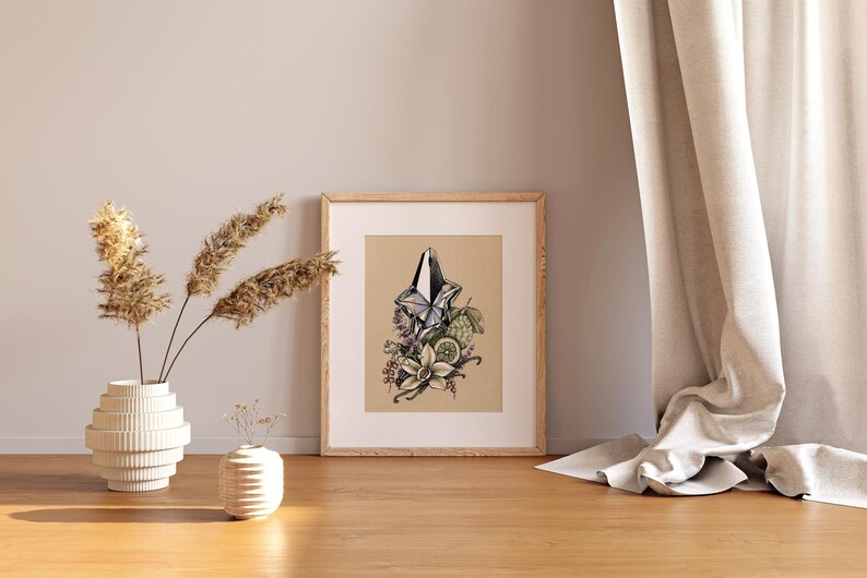 Pu&ograve; includere: Una stampa incorniciata di un'illustrazione stilizzata di un flacone di profumo con un tappo a forma di stella. Il flacone &egrave; circondato da fiori, foglie e frutti, tra cui un lime e baccelli di vaniglia. Lo sfondo &egrave; di colore marrone chiaro.