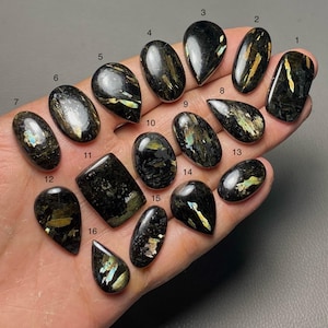 Nuummite Högkvalitativ 100 % naturlig cabochon lös ädelsten för smyckestillverkning Kod ZL-1562