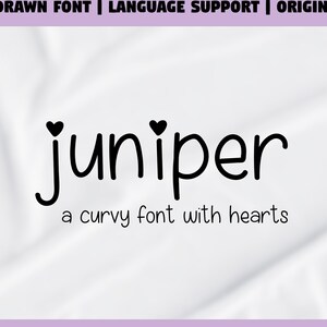 Puede incluir: Una imagen en blanco y negro de la palabra "juniper" en una fuente cursiva con corazones arriba y abajo de la palabra. El texto "a curvy font with hearts" está debajo de la palabra. El texto "OFT FILE", "The SVG Den" y "COMMERCIAL LICENSE" están en la parte inferior de la imagen.