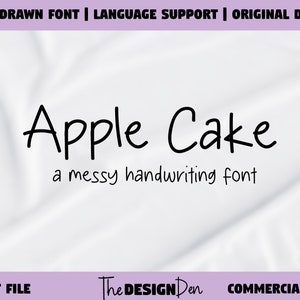 Pode incluir: Uma imagem em preto e branco do texto "Apple Cake" em um estilo de fonte de escrita à mão. O texto está sobre um fundo branco com um tom ligeiramente roxo. O texto "a messy handwriting font" está abaixo do título. O texto "OFT FILE" está no canto inferior esquerdo, "The DESIGN Den" está no centro e "COMMERCIAL LICENSE" está no canto inferior direito.