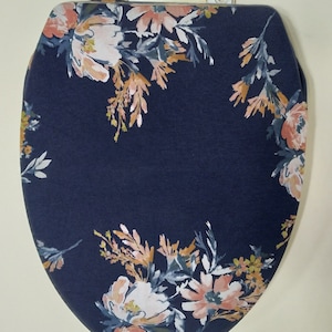 Decorative Toilet Seat lid Covers : Blue floral bathroom remodeling and decorating ideas. Cloth Toilet lid covers. Bathroom art